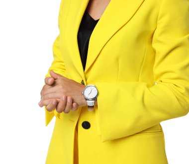 Şık sarı takım elbiseli kadın, beyaz, yakın plan.