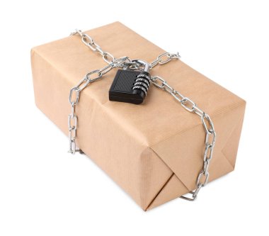 Zincirli ve asma kilitli bir paket beyaza izole edilmiş.