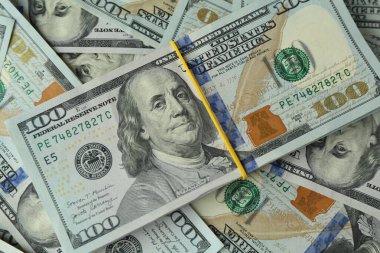 Arka plan olarak birçok dolar banknot, üst görünüm
