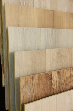 Depoda birçok farklı ahşap döşeme örnekleri var.