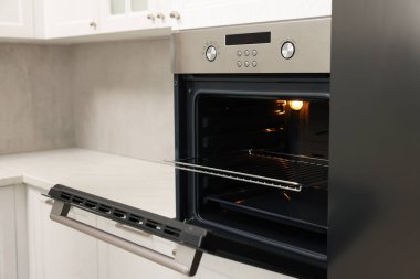 Mutfakta elektrikli fırın aç. Yemek pişirme aygıtı