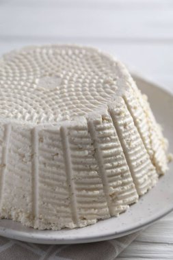 Lezzetli ricotta (krem peynir) beyaz ahşap masada, yakın plan