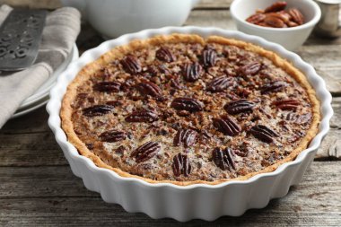 Ahşap masada nefis cevizli turta, yakın plan.