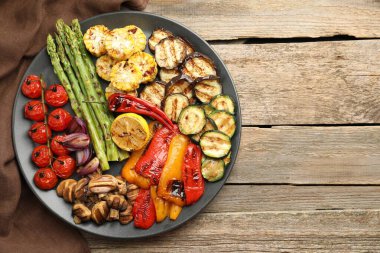 Ahşap masada nefis ızgara sebzeler, üst manzara. Metin için boşluk