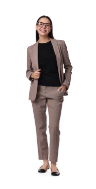 Bej takım elbiseli, beyaz arka planda gözlüklü güzel bir kadın.