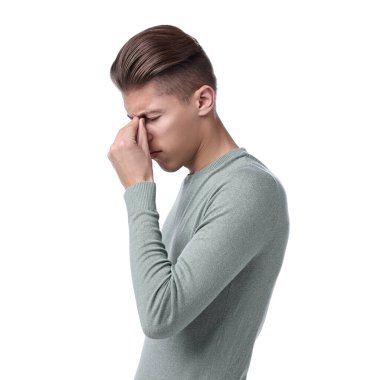 Genç adam beyaz arka planda sinüzitten muzdarip.