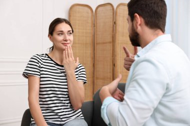 Kadın ve erkek evde iletişim kurmak için işaret dili kullanıyorlar.