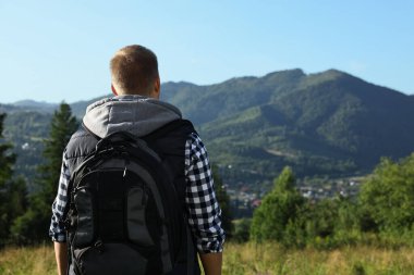 Güzel dağlarda sırt çantalı bir adam, arka manzara. Metin için boşluk