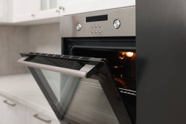 Mutfakta elektrikli fırın aç. Yemek pişirme aygıtı