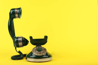 Sarı arkaplanda yeşil renkli telefon, metin için boşluk