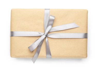 Gümüş saten yay ile hediye kutusu beyaz, üst görünüm izole