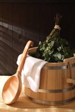 Sauna ekipmanları. Kovayı, kepçeyi, huş ağacını çırpıcısını ve havluyu içeride bambu tezgahına koyun.