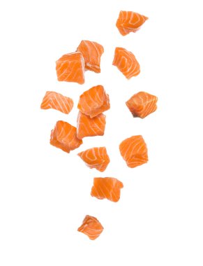 Beyaz arka planda taze çiğ somon parçaları.