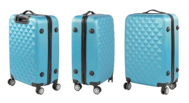 Beyaz zemin üzerinde açık mavi bavul seti, farklı taraflardan görünüm