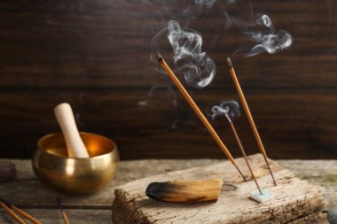 Aromatik tütsü, ahşap masada tütsülenir.