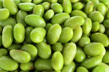 Arka plan olarak çiğ yeşil edamame soya fasulyesi, yakın plan.