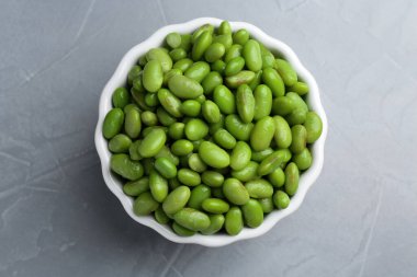 Gri desenli masada kasede taze soya fasulyesi.