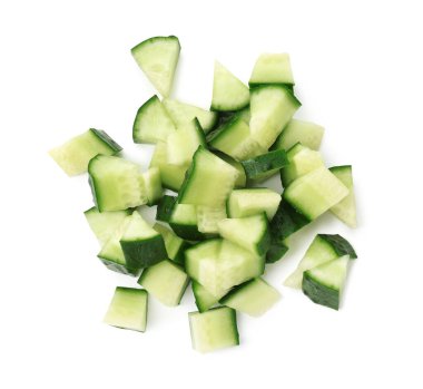 Taze kesilmiş salatalık beyaza izole edilmiş, üst manzara