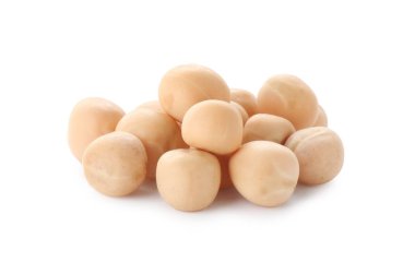 Kurumuş bezelye yığını beyaza izole edilmiş.