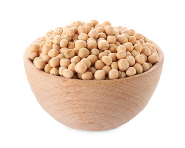 Kuru bezelyeler beyaz kasede izole edilmiş.