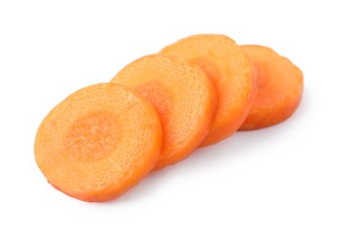 Taze olgun havuç dilimleri beyaz üzerinde izole edilmiş.