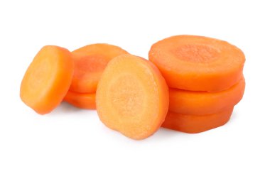 Taze olgun havuç dilimleri beyaz üzerinde izole edilmiş.