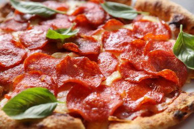 Lezzetli biberli pizza, fesleğenli, yakın plan.