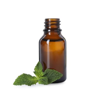 Beyaz üzerine izole edilmiş bir şişe yağ ve nane şekeri.