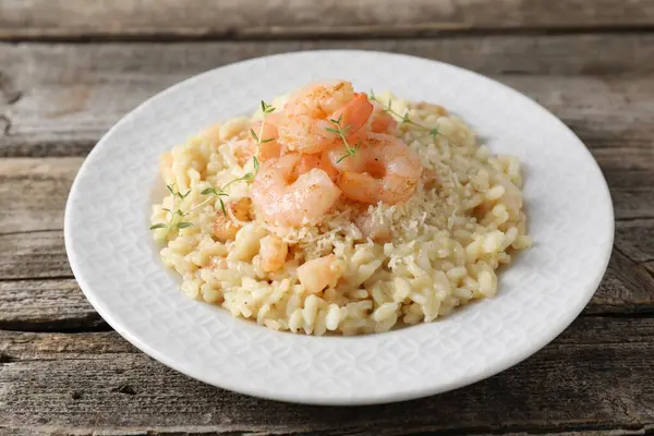 Tahta masada karides ve peynirli leziz risotto, yakın plan.