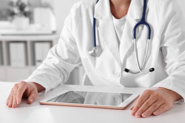 Klinikteki masada tabletli doktor, yakın çekim.