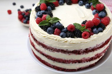 Farklı böğürtlenli ve nane şekerli leziz sünger kek, yakın plan.