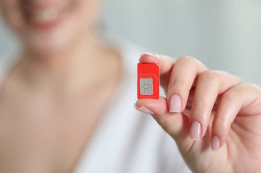 SIM kartı içeride tutan kadın, yakın çekim görüntüsü