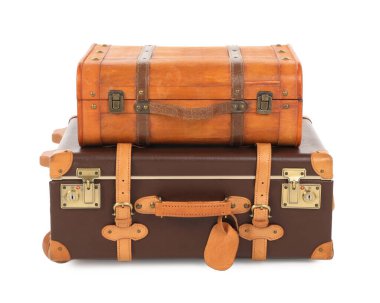 Beyaz üzerine izole edilmiş iki yeni kahverengi bavul.