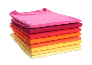 Beyaza izole edilmiş temiz renkli tişörtler yığını