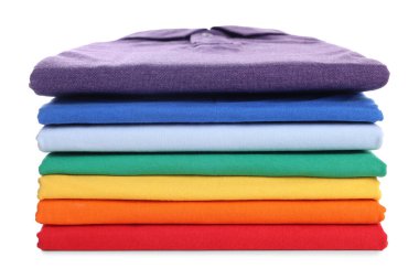 Beyaza izole edilmiş temiz renkli tişörtler yığını