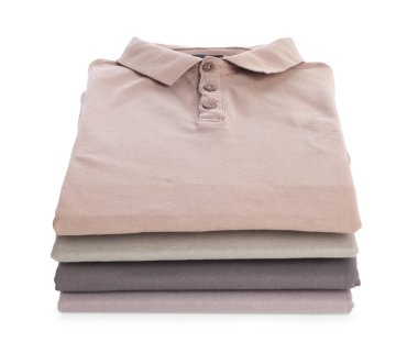 Beyaza izole edilmiş temiz renkli tişörtler yığını