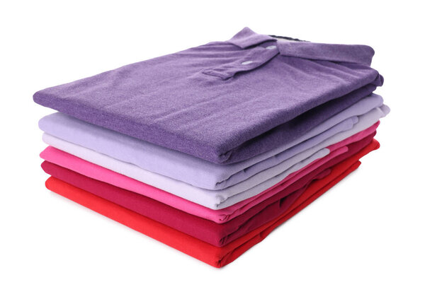 Стопка чистых красочных футболок, изолированных на белом