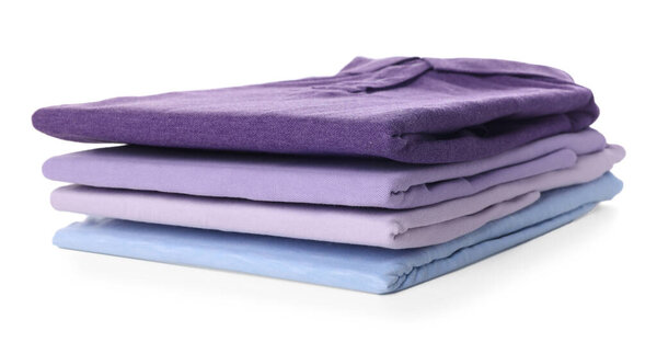 Стопка чистых красочных футболок, изолированных на белом