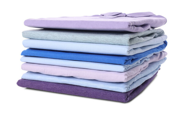 Стопка чистых красочных футболок, изолированных на белом