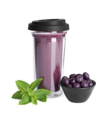 Lezzetli acai suyu, nane ve böğürtlen.