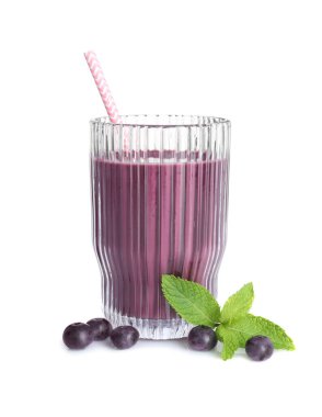 Bardaktaki lezzetli acai suyu, nane ve böğürtlen beyaza izole edilmiş.