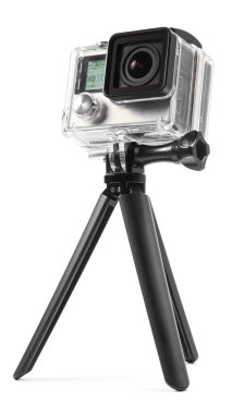 Modern aksiyon kamerası ve tripod beyaza izole edilmiş.