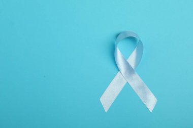 Renk arkaplan üzerinde açık mavi kurdele, metin için boşluk ile üst görünüm. Prostat kanseri farkındalığı