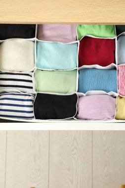 Farklı katlanmış elbiseli, üst manzaralı çekmeceler.