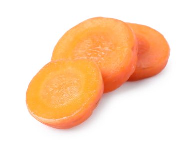 Taze olgun havuç dilimleri beyaz üzerinde izole edilmiş.