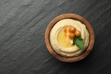 Zeytinyağlı enfes humus, bezelye ve maydanozlu kase gri desenli masa, üst manzara. Metin için boşluk