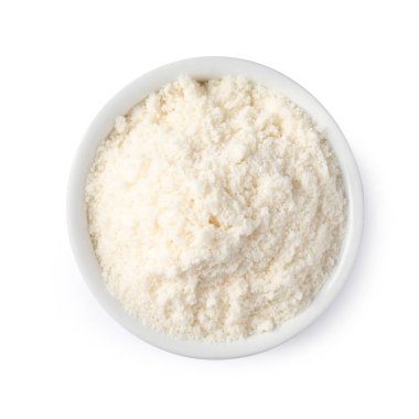 Tabaktaki taze hindistan cevizi unu beyaz, üst görünümde izole edilmiş.