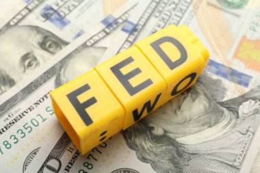 Harfli küpler Fed (Federal Rezerv Sistemi) ve dolar banknotları, yakın plan