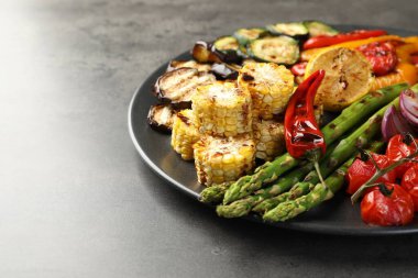 Gri masada nefis ızgara sebzeler, yakın plan. Metin için boşluk