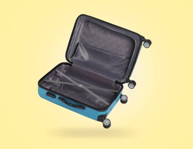 Açık sarı arkaplanda boş bavulu aç